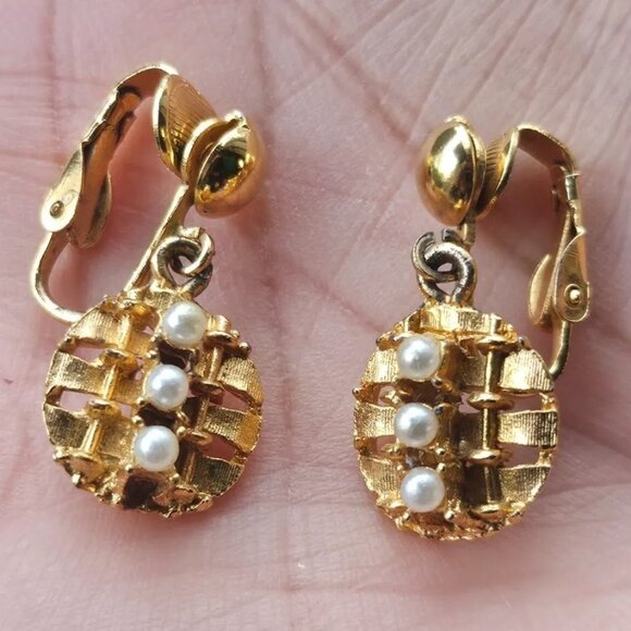 Jewelry - Vintage Earrings Stud Ear Jewelry Gold Tone Earrings Clip On Earring Fashion